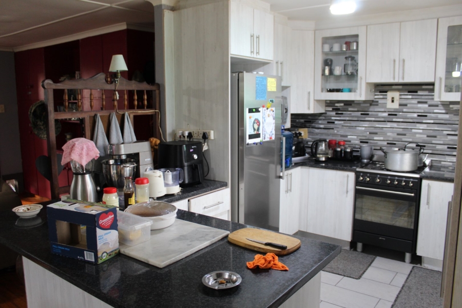 6 Bedroom Property for Sale in Paradise Beach Eastern Cape